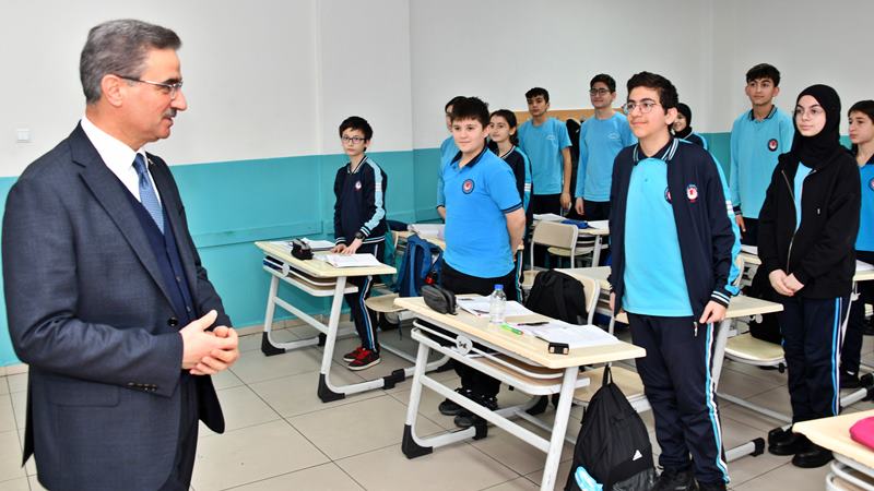 Gümüşhane Valisi Aydın Baruş, 15 Temmuz Şehitler İmam Hatip Ortaokulu’nu