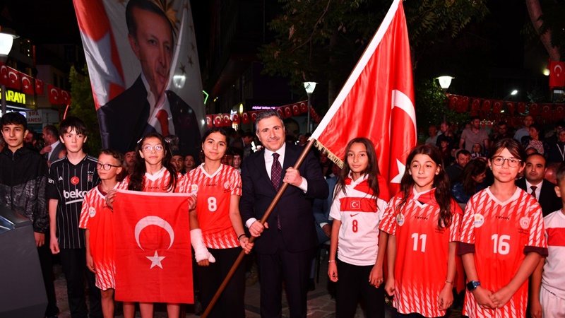 Vali Atay: “Milletimiz 15 Temmuz Gecesi Kahramanlık Destanı Yazdı” Gümüşhane’de 15 Temmuz Demokrasi ve Milli Birlik Günü dolayısıyla düzenlenen etkinliklerde vatandaşlar, protokol