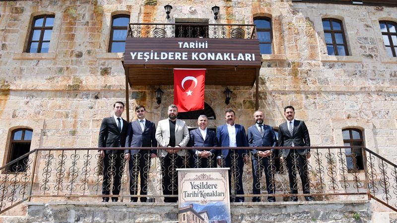 Gümüşhane Valisi Cevdet Atay, beraberindeki heyetle birlikte Yeşildere Köyü’nde bulunan