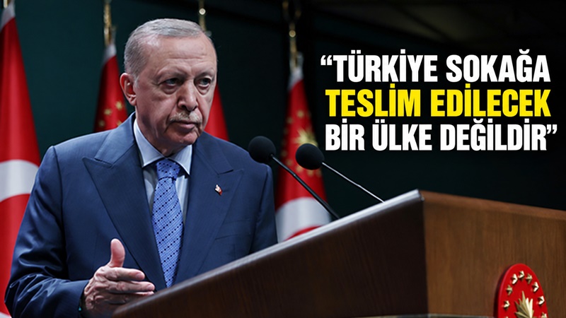 Cumhurbaşkanı Erdoğan: “Türkiye, sokağa teslim edilecek bir ülke değildir” Cumhurbaşkanı Recep Tayyip Erdoğan, bugün, Cumhurbaşkanlığı Külliyesinde gerçekleştirilen Cumhurbaşkanlığı Kabinesi
